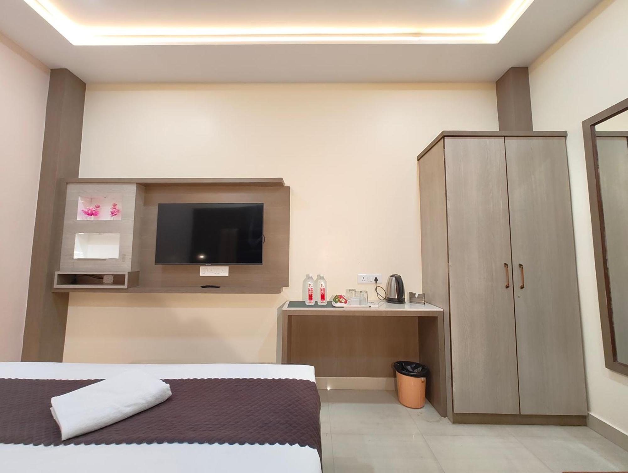 Hotel Akay Sigra ! - Providing Air Conditioned And Well Decorated With Wifi Facility 3*